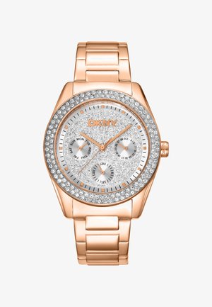 Montre DKNY en or rose avec un cadran argenté scintillant, trois sous-cadrans, une lunette ornée de cristaux et un bracelet en métal à maillons.