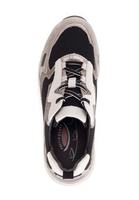 Sneakers noirs et beiges avec un matériau en maille, un design épais, un col rembourré et des accents contrastants. Fermeture à lacets et semelle intérieure avec logo.