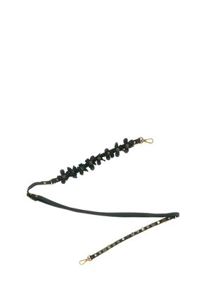 Tracolla per borsa in pelle nera con fibbie in metallo dorato, decorata con fiori neri da un lato e borchie dorate dall'altro.