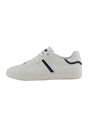 Sneaker sintetico bianco a profilo basso, con strisce diagonali blu navy, perforazioni sul lato e suola in gomma testurizzata.