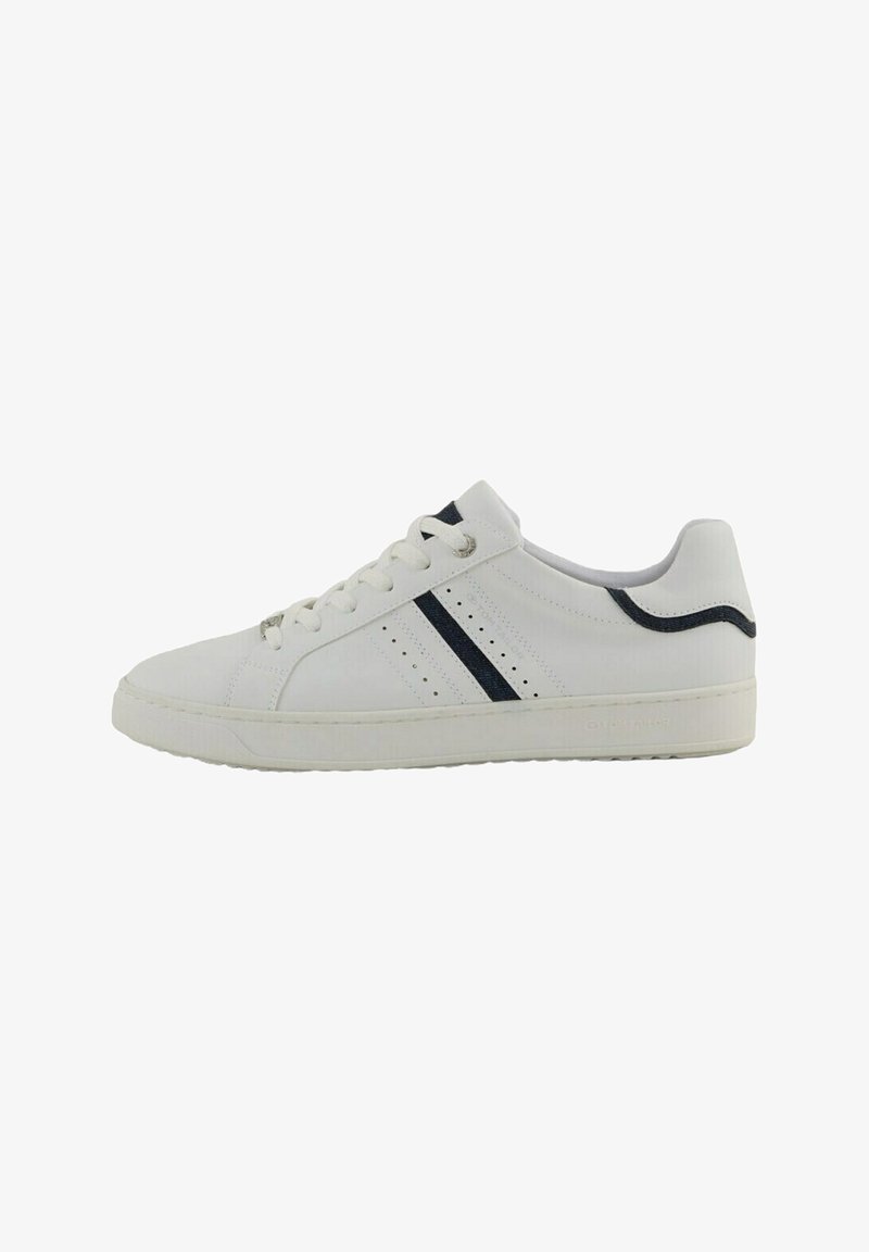 Weißer synthetischer Sneaker mit niedrigem Profil, ausgestattet mit marineblauen diagonalen Streifen, Perforationen an der Seite und einer strukturierten Gummisohle.