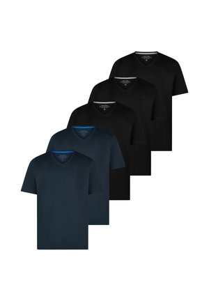 Fem almindelige V-hals kortærmede t-shirts, tre sorte og to mørkeblå, arrangeret i overlappende rækker på hvid baggrund.
