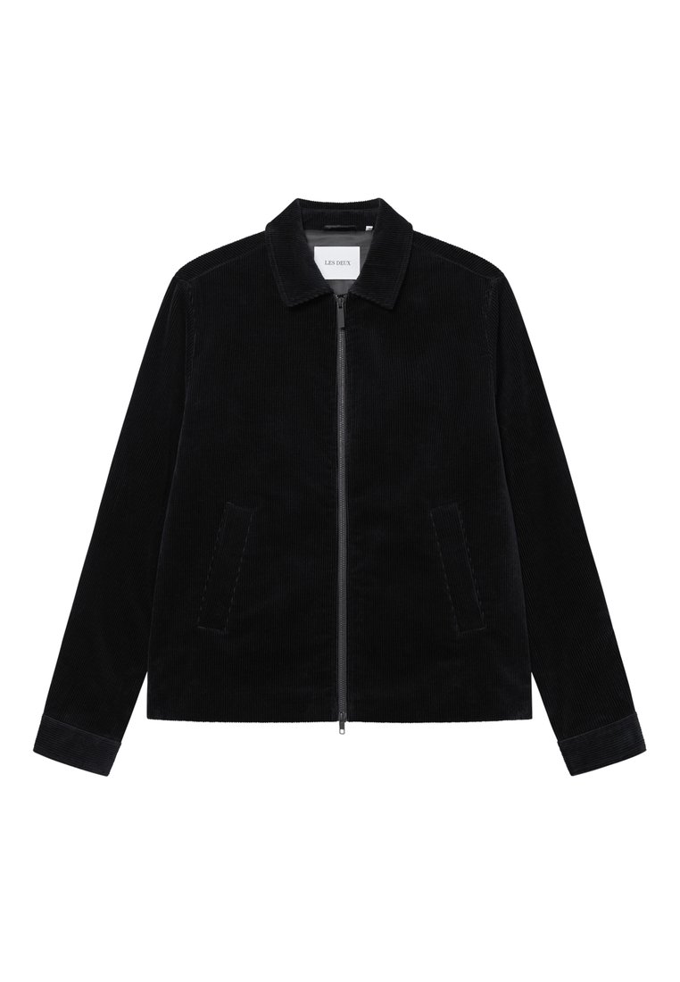 Μαύρο μπουφάν από χοντρή καστόρι, με κολάρο, μπροστινό φερμουάρ και δύο πλαϊνές τσέπες. Διαθέτει υφή υφάσματος και αντίθετα μανίκια.