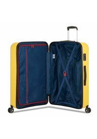 Valigia rigida gialla con interno blu, include una tasca con zip rossa, cinghie regolabili e quattro ruote nere per la mobilità.