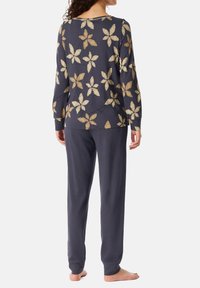 Marinbl�å pyjamasset som inkluderar en långärmad topp med guldigt blommönster och matchande sweatpants. Mjuk kvalitet med avslappnad passform och manschetter.
