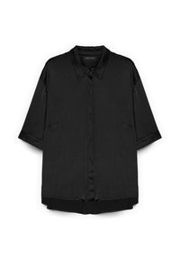 Camicia nera a maniche corte con colletto classico e cuciture sottili sulle tasche frontali, su uno sfondo bianco.