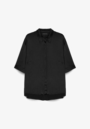 Camicia nera a maniche corte con colletto classico e cuciture sottili sulle tasche frontali, su uno sfondo bianco.