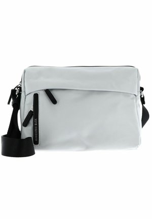 Sac à épaule gris clair avec une finition lisse et mate, fermeture éclair noire et accents, bandoulière réglable et plusieurs poches zippées.