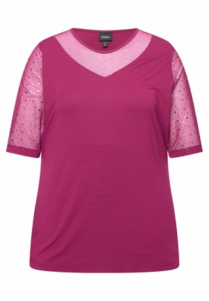 Magentafarbenes T-Shirt mit transparenten Netzärmeln, versehen mit einem V-Ausschnitt und verstreuten silbernen Punkten auf dem Netz für zusätzliche Textur.