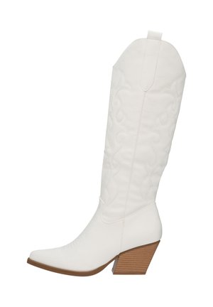 Stivali da cowboy bianchi con un gambale alto, punta affilata e dettagli di cucitura testurizzati. Presentano un tacco in legno impilato per una maggiore stabilità.