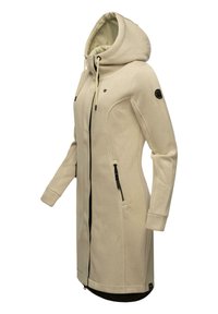 Manteau long beige avec une capuche, doté d'une fermeture éclair à l'avant, de poches latérales et d'une texture côtelée. Logo d'accent sur la manche et fermeture à cordon.