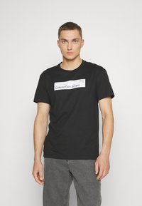 Calvin Klein Jeans HYPER REAL BOX LOGO UNISEX - T-shirts print - ck black