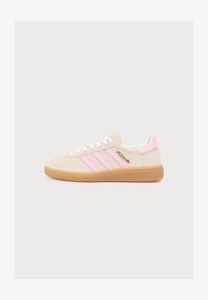 adidas Originals, HANDBALL UNISEX - Sneaker low - off white/clear pink/gum