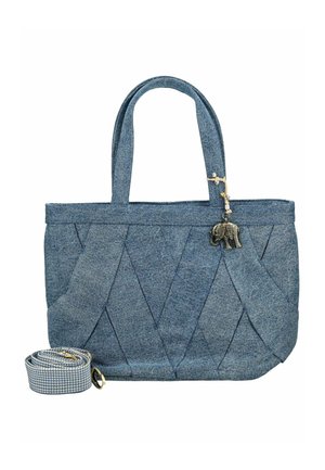 Borsa tote in denim blu con motivo trapuntato, doppi manici, tracolla a righe staccabile e piccolo ciondolo a forma di elefante attaccato a un manico.