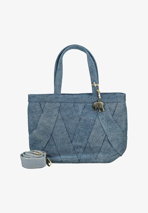 Blauwe denim tote tas met doorgestikt patroon, dubbele handvatten, afneembare gestreepte schouderband en een klein olifantenbedeltje bevestigd aan één handvat.
