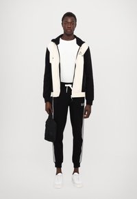 EA7 Emporio Armani PANTALONI - Treniņtērpa apakšdaļas - black