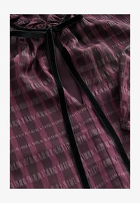 Sélectionné, burgundy check