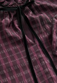 REGULAR FIT - TIE FRONT TIERED LONG SLEEVE - Dnevna haljina - burgundy check