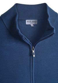 Suéter de cremallera azul marino hecho de una mezcla de viscosa, con cuello y dobladillo acanalados, con una cremallera plateada y una etiqueta en el cuello.