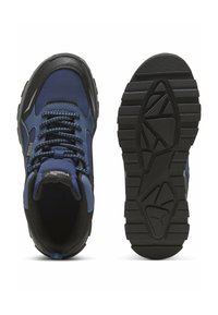 Ciemnoniebieskie buty trekkingowe z czarnymi akcentami, z teksturowanymi gumowymi podeszwami, wzmocnionym noskiem oraz plecionymi sznurowadłami.