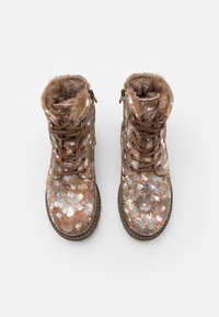 Botas florales marrones con un acabado texturizado, que presentan detalles en blanco y dorado, forro de piel sintética y diseño con cordones para un ajuste seguro.