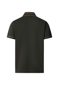 Donkergroene polo met korte mouwen met een bruine rand op de kraag en mouwmanchetten, weergegeven vanaf de achterkant op een witte achtergrond.