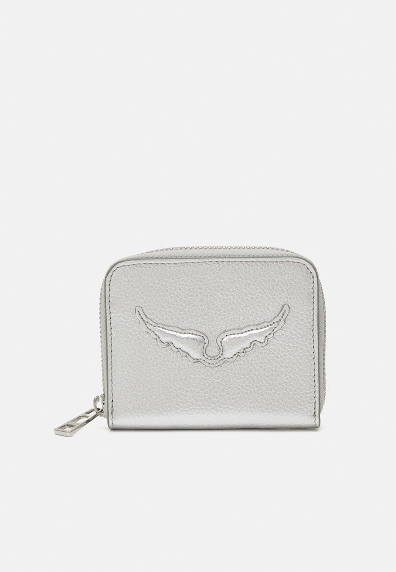 Portefeuille en cuir argenté avec une texture, fermeture zippée, design d'aile en relief sur le devant, et tirette métallique.