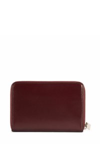 Bordowy skórzany portfel o gładkiej fakturze, prostokątnym kształcie i metalowym zapięciu. Minimalistyczny design bez widocznego logo lub wzorów.