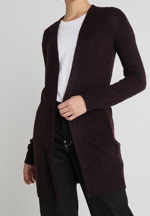 Langer, offen vorne getragener Cardigan in dunklem Burgunderrot, gefertigt aus weichem Material, mit gerippten Bündchen und einer locker sitzenden Silhouette.