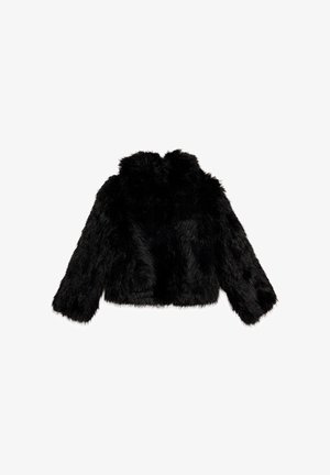 Chaqueta de pelo sintético negro con mangas largas y cuello alto, extendida sobre un fondo blanco.