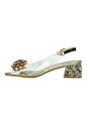 Sandale à bride arrière transparente avec talon bas effet bloc de couleur or et grande pierre précieuse ambrée en décoration sur l'orteil.