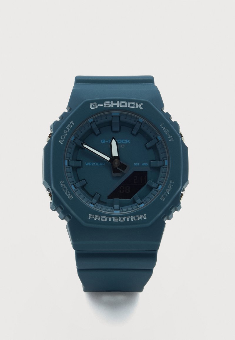 Σκούρο μπλε αναλογικό-ψηφιακό ρολόι G-Shock με ρητίνη λουράκι, δείχνει 11:55, με κουμπιά σημειωμένα Adjust, Mode, Light και Start.