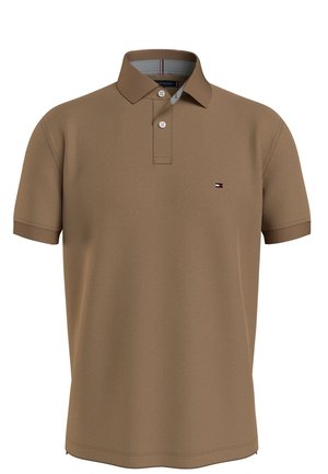 Brun kortærmet polo-shirt med to hvide knapper og et lille rektangulært logo på venstre bryst.