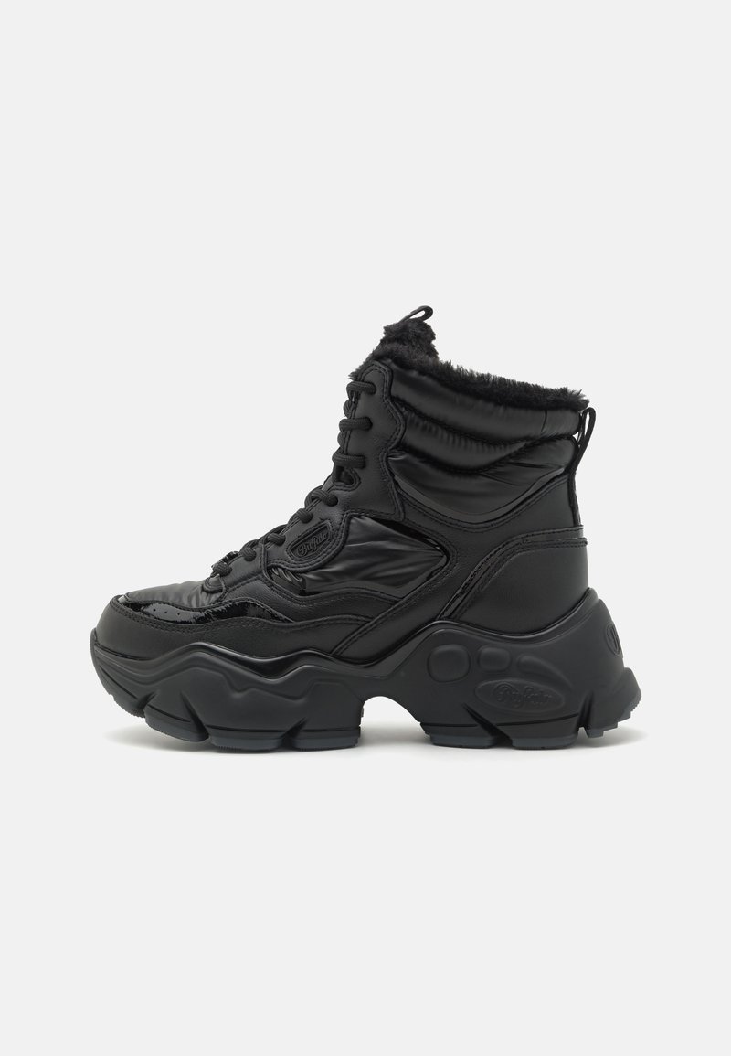 Bottines noires avec un dessus synthétique brillant, un col rembourré, un système de laçage à l'avant et une semelle en caoutchouc épaisse avec des accents texturés.