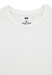 Hvid bomulds t-shirt med rund halsudskæring og et trykt etiket indeni med teksten "Vær fantastisk i dag." Blød tekstur, afslappet design.