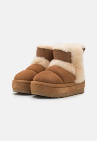 UGG CLASSIC CHILLAPEAK - Botines con plataforma - chestnut