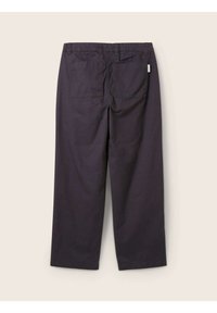 Donkergrijze, wijde broek met een glade textuur, voorzien van twee achterzakken en een taille met riemlussen. Geen zichtbare branding aan de achterkant.