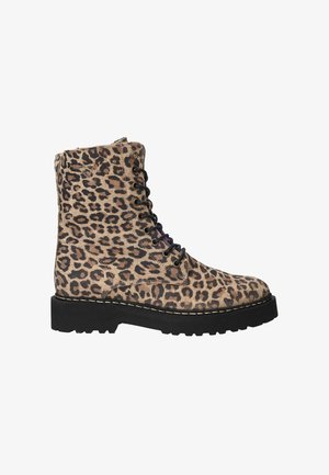 Leopard print hoge laarzen met een suède textuur, zwarte zool en vetersluiting. Voorzien van gouden accenten en versterkte stikdetails.
