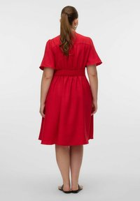 Vero Moda Curve VMCMELANEY MIDI - Marškininė suknelė - salsa