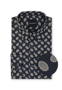 Granatowa koszula slim fit z kwiatowym wzorem w odcieniu beżowym, z wywiniętym kołnierzykiem oraz zapięciem na guziki z przodu i na mankietach.