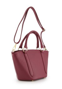 Sac à main en cuir bordeaux avec deux poignées supérieures et une bandoulière amovible. Accents en métal doré et finition texturée.