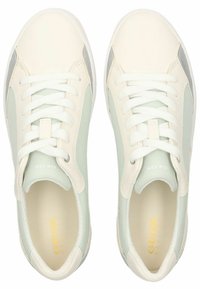 Sneakers bianchi e verde chiaro con una tomaia in pelle liscia, lacci piatti e una suola ammortizzata, con il logo Geox sulla linguetta.