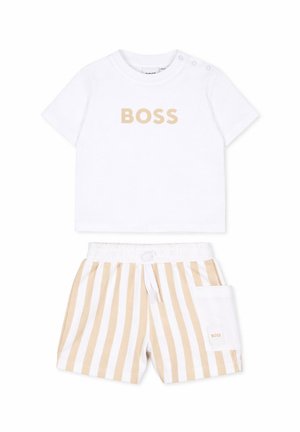 T-shirt bianca a maniche corte per bambino con scritta beige "BOSS" e pantaloncini a righe verticali beige e bianchi con tasca bianca e vita con coulisse.