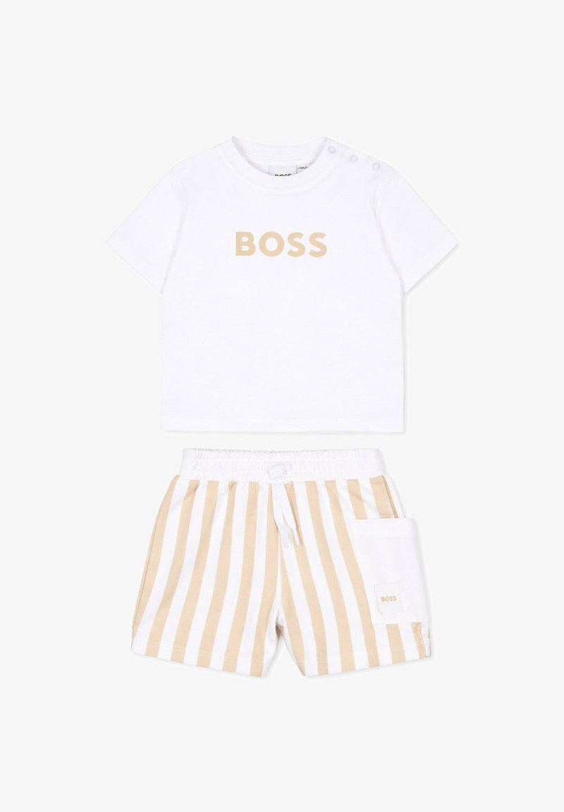 T-shirt blanc à manches courtes pour tout-petit avec texte "BOSS" beige et short rayé vertical beige et blanc avec poche blanche et taille à cordon.