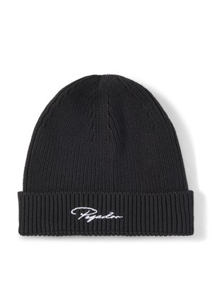 Czarna dzianinowa czapka z wywiniętym mankietem, na którym znajduje się wyśrodkowany, biały, ozdobny haftowany napis.