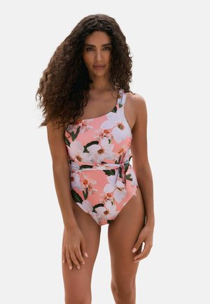 Badpak in roze met grote witte bloemendrukken, één-schouderontwerp, taille met riem en hoge beenopeningen. Gladde stofstructuur.