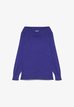Maglione viola lavorato a maglia con scollatura ampia, maniche lunghe, spacco laterale e dettagli in bottone dorato sui polsini. Texture morbida e vestibilità comoda.