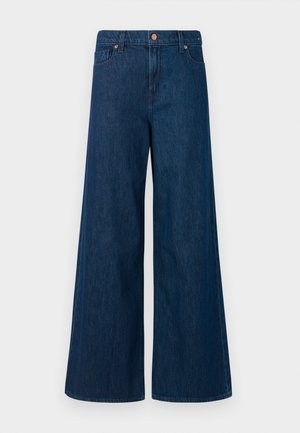Jeans en denim bleu à jambe large avec fermeture à bouton sur le devant, passants de ceinture et design à cinq poches sur un fond blanc.