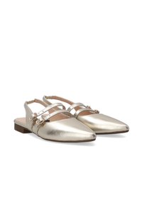 Gouden metalen slingback ballerina's met een spitse neus, voorzien van drie decoratieve banden en ronde accenten. Lage, textuur bruine hak.