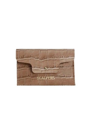 Cartera de cuero marrón con estampado de cocodrilo, cierre de botón dorado y logo de "SCALPERS" en relieve dorado en el frente.